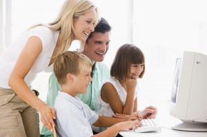 Eltern und Kinder surfen gemeinsam im Internet